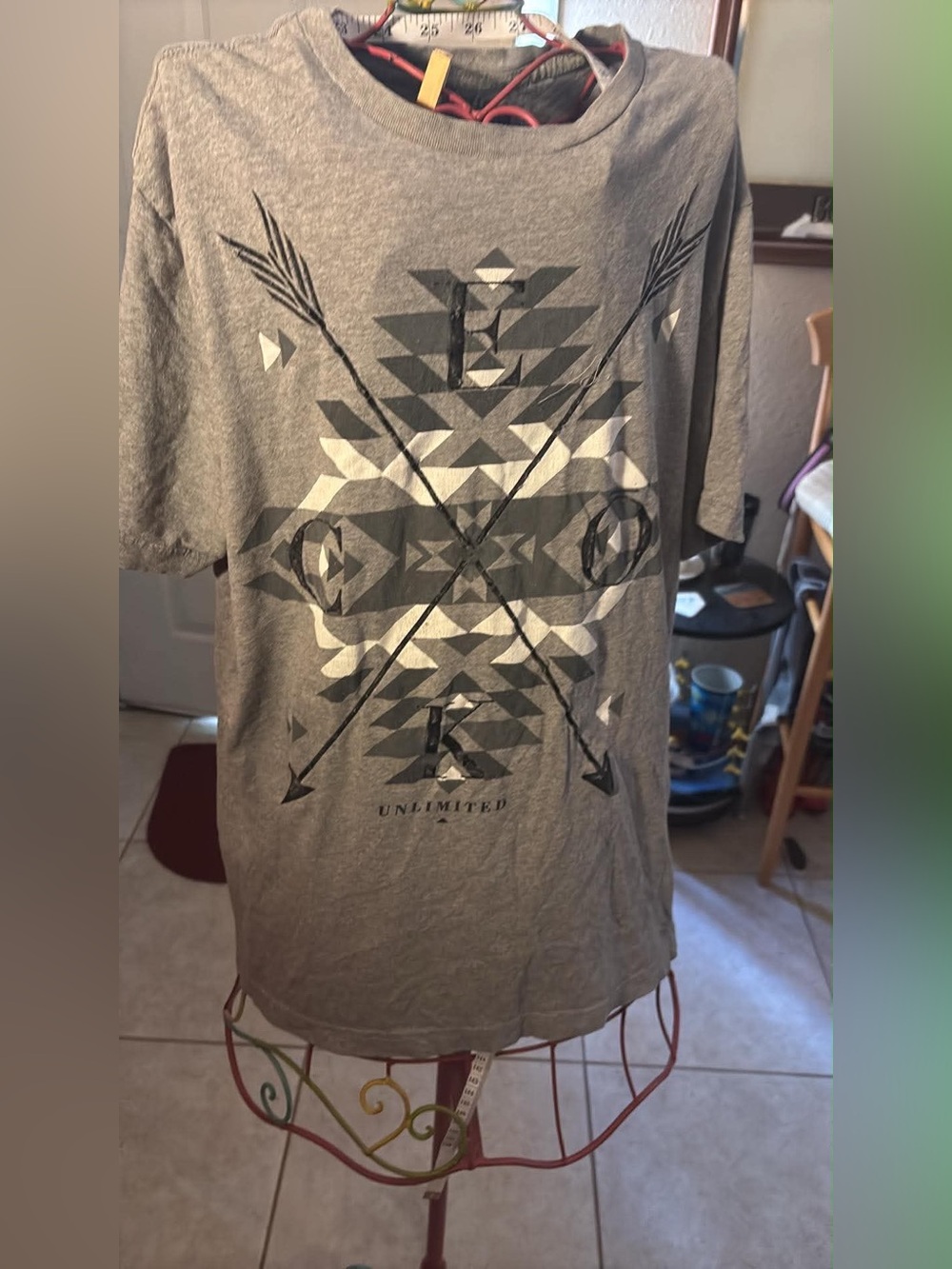 The Limited Gray Short-Sleeve Tee with Geometric Arrow Graphic